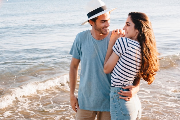 Foto gratuita pareja feliz por la playa