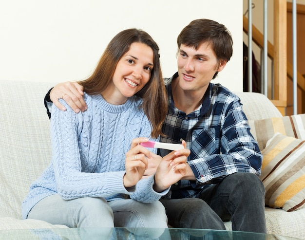 Pareja feliz con prueba de embarazo