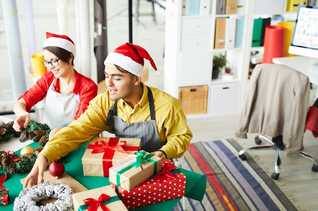 Pareja feliz con regalos o regalos de Navidad