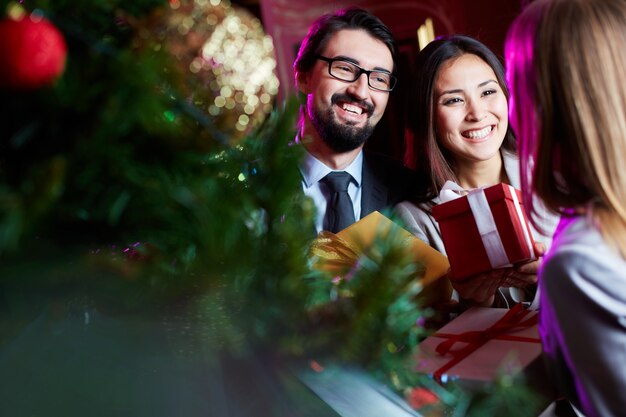 Pareja feliz con regalos