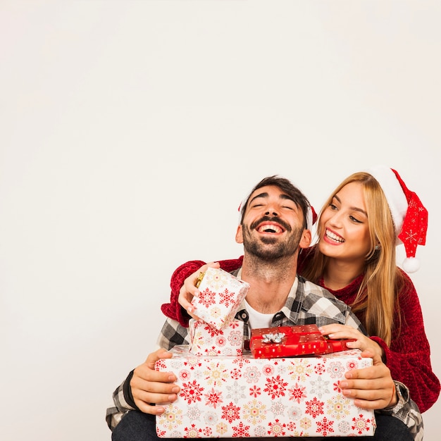 Pareja feliz con regalos