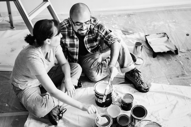 Pareja feliz renovando un nuevo hogar