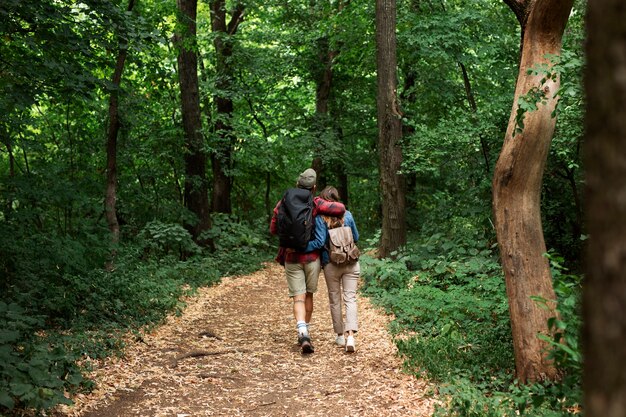 Pareja feliz y romántica viajando juntos en la naturaleza