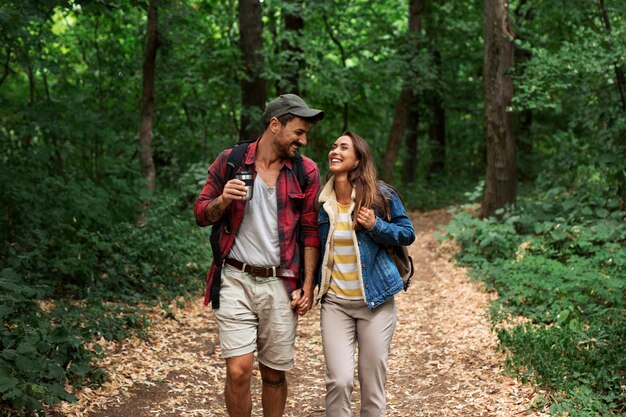 Pareja feliz y romántica viajando juntos en la naturaleza