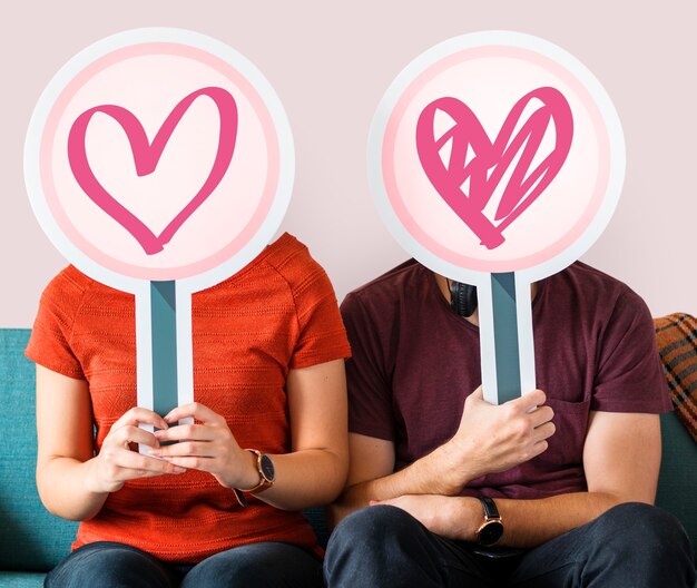 Pareja feliz con signos de corazón