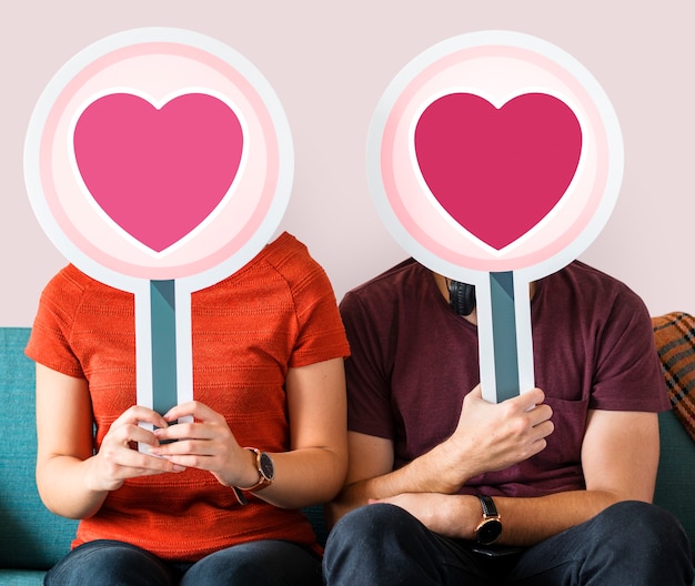 Pareja feliz con signos de corazón