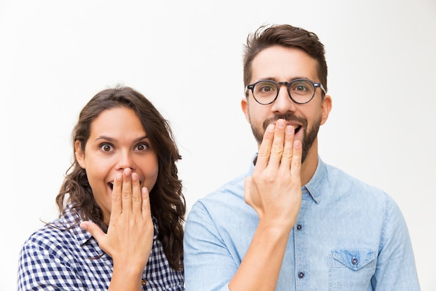 Foto gratuita pareja feliz sorprendida mirando