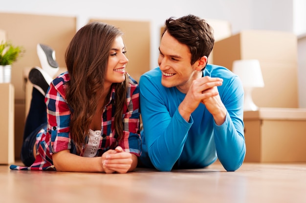 Foto gratuita pareja feliz en su nuevo apartamento xa