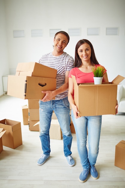 Pareja feliz en su nuevo apartamento