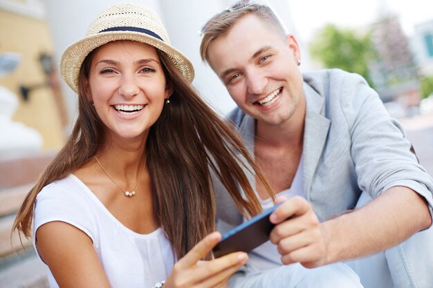 Pareja feliz con el teléfono móvil