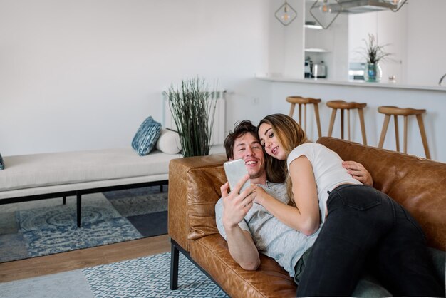 Pareja feliz con el teléfono móvil