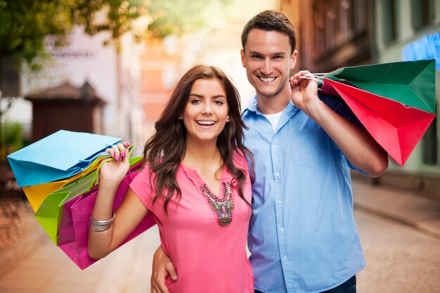 Pareja feliz, tenencia, bolsa de compras