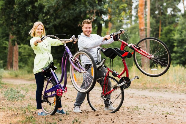 Pareja feliz, teniendo arriba, bicicletas