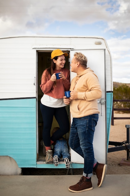 Pareja feliz de tiro completo al aire libre