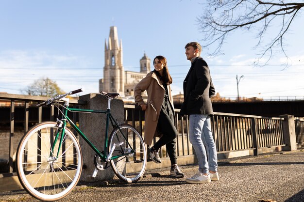 Pareja feliz de tiro completo con bicicleta