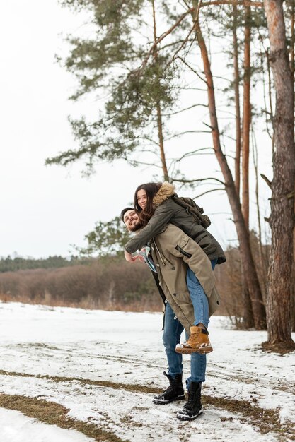 Pareja feliz de tiro completo en la naturaleza