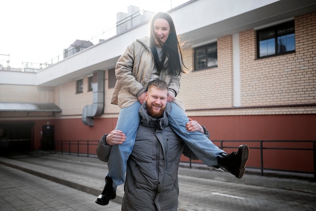 Foto gratuita pareja feliz de tiro medio afuera