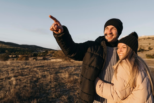 Pareja feliz de tiro medio al aire libre