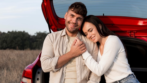 Pareja feliz de tiro medio al aire libre