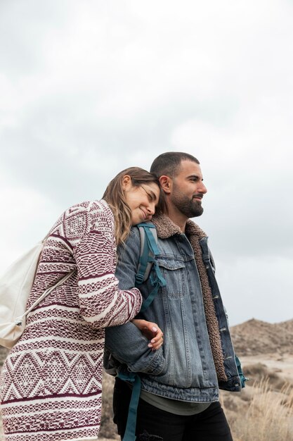 Pareja feliz de tiro medio al aire libre