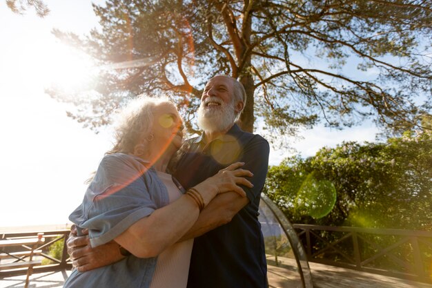 Pareja feliz de tiro medio al aire libre