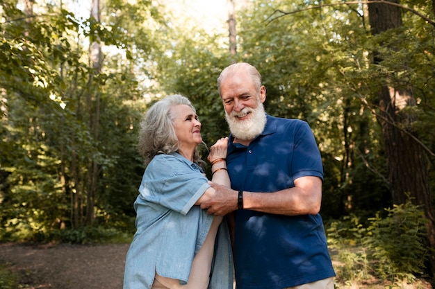 Pareja feliz de tiro medio al aire libre