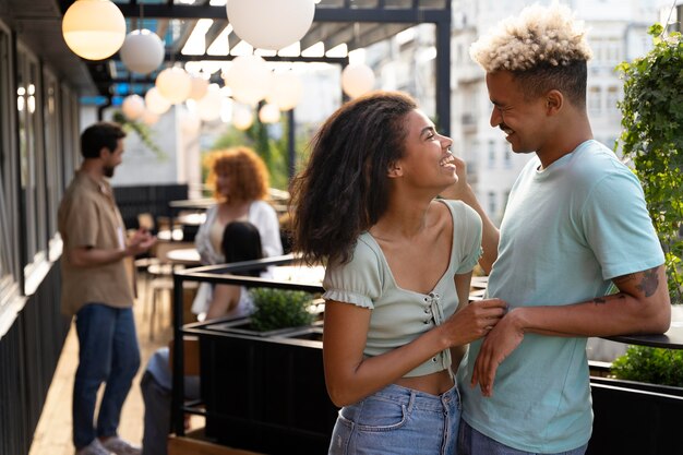 Pareja feliz de tiro medio al aire libre