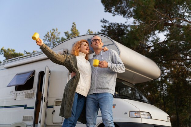 Pareja feliz de tiro medio al aire libre