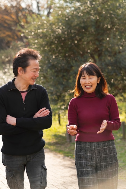 Pareja feliz de tiro medio al aire libre