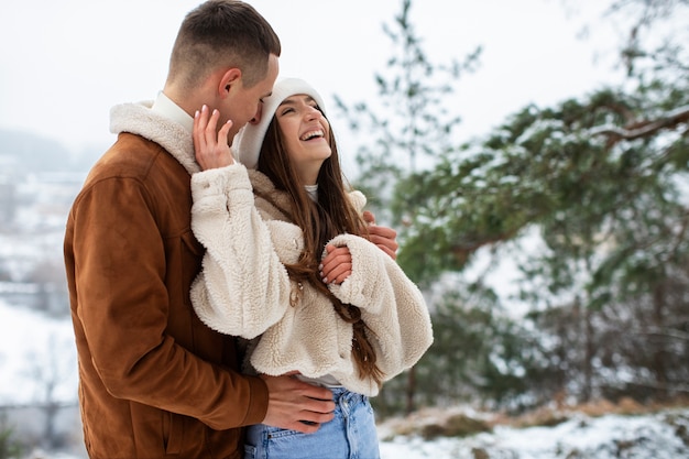 Pareja feliz de tiro medio al aire libre