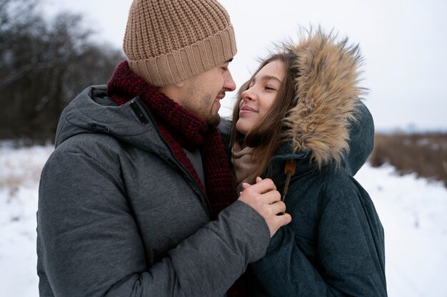 Pareja feliz de tiro medio al aire libre