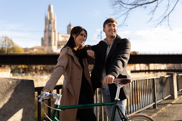 Pareja feliz de tiro medio al aire libre