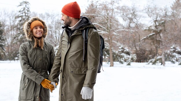 Pareja feliz de tiro medio al aire libre