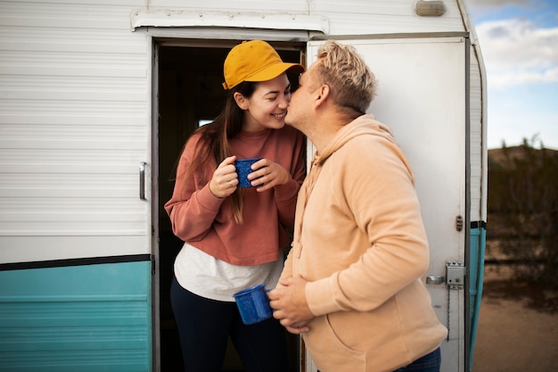 Pareja feliz de tiro medio al aire libre