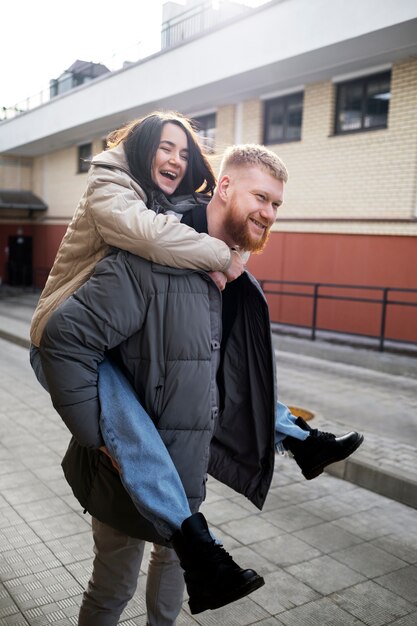 Pareja feliz de tiro medio al aire libre