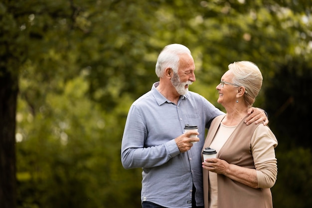 Foto gratuita pareja feliz de tiro medio con café