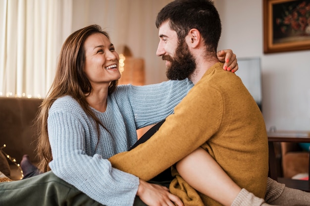 Foto gratuita pareja feliz de tiro medio en casa