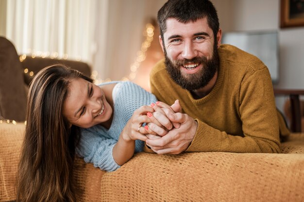 Pareja feliz de tiro medio en casa