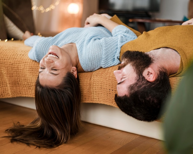 Foto gratuita pareja feliz de tiro medio en casa