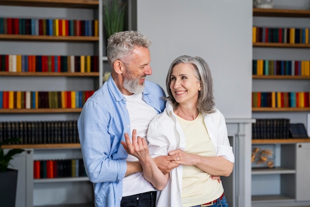 Foto gratuita pareja feliz de tiro medio en casa