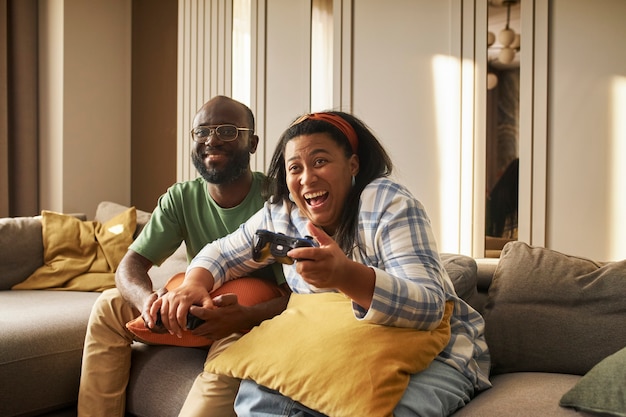 Pareja feliz de tiro medio en casa