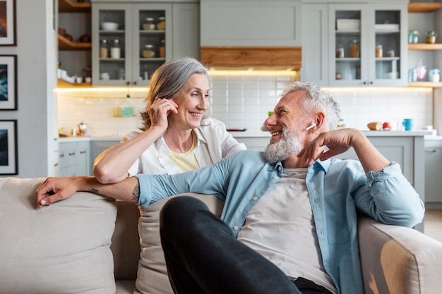 Pareja feliz de tiro medio dentro