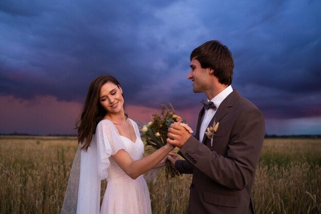 Pareja feliz de tiro medio con flores