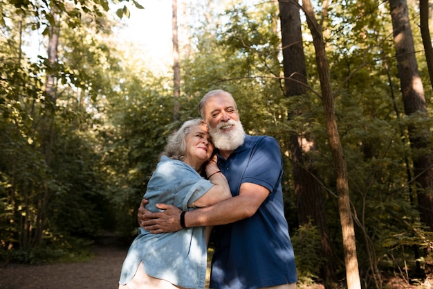 Foto gratuita pareja feliz de tiro medio fuera