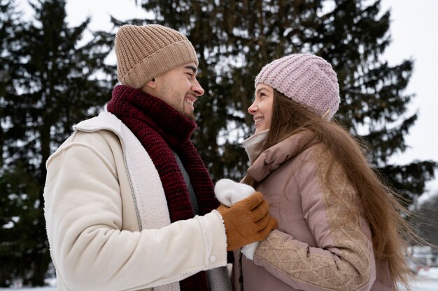 Pareja feliz de tiro medio en la naturaleza