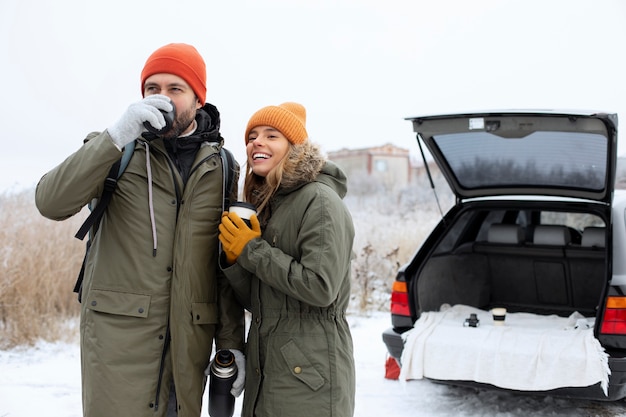 Foto gratuita pareja feliz de tiro medio en la naturaleza