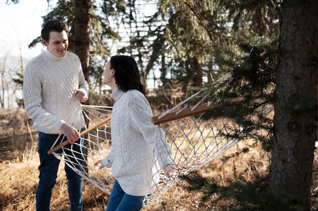 Pareja feliz de tiro medio en la naturaleza