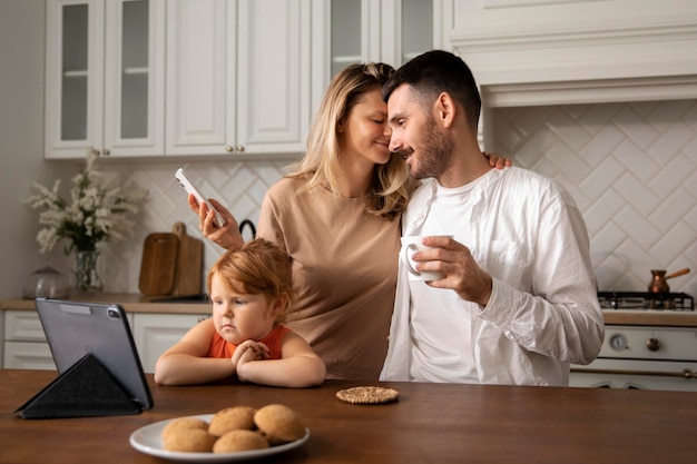 Foto gratuita pareja feliz de tiro medio con niño