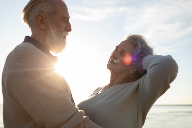 Foto gratuita pareja feliz de tiro medio en la playa