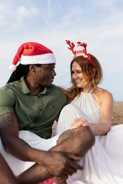 Foto gratuita pareja feliz de tiro medio en la playa